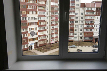 В Минске из окна многоэтажки выпала школьница