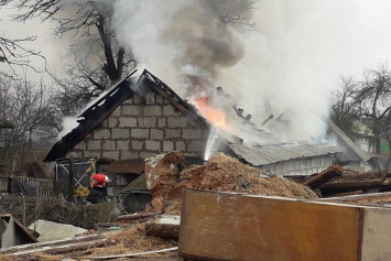 В Солигорском районе водитель МЧС спас женщину на пожаре