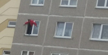 В Гродно 26-летний парень сорвался, перелезая по балкону с 3-го этажа на 2-ой