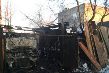 На Мстиславщине горел гараж: пострадали 2 машины