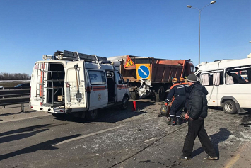 В Ростовской области в ДТП с КАМАЗом и микроавтобусом погибли шесть человек 