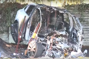 В США Tesla практически сгорела в ДТП, водитель отделался испугом