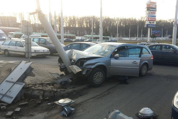 В Минске Opel практически снес фонарный столб