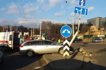 В Минске Opel столкнулся с ВАЗ и врезался в столб