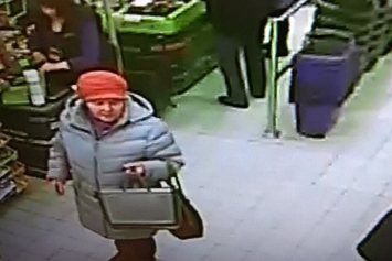 В Минске разыскивается пенсионерка, причастная к хищению кошелька возле магазина