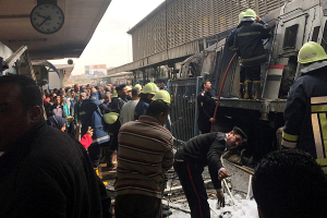 В Каире поезд сошел с рельсов