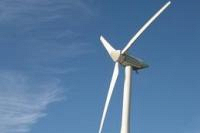  Первые мегаватты электроэнергии выработал самый большой в Беларуси ветряк. 
Ветроэнергетическая установка мощностью 1,5 МВт разместилась в поселке Грабники Новогрудского района. Проект реализуется с участием китайской компании HEAG.